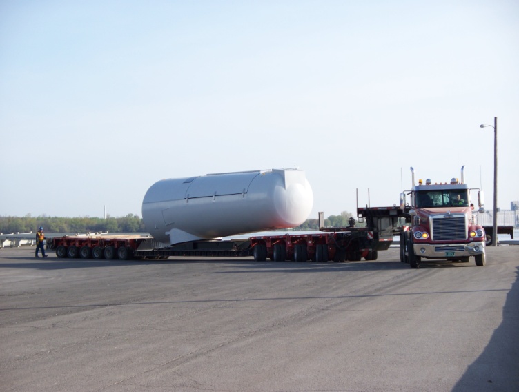 Transport with large tank on bed